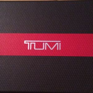 BRAND NEW TUMI GUSSETED CARD CASE IN BLACK